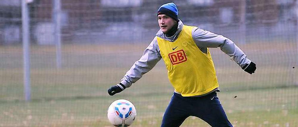 Nur nicht liegen bleiben. Fanol Perdedaj (unten) und Sebastian Neumann sind Junioren-Nationalspieler, warten bei Hertha BSC aber noch auf ihr Debüt in der Bundesliga. Trainer Babbel ist von der Einstellung der Talente im Moment nicht besonders angetan. 