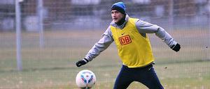 Nur nicht liegen bleiben. Fanol Perdedaj (unten) und Sebastian Neumann sind Junioren-Nationalspieler, warten bei Hertha BSC aber noch auf ihr Debüt in der Bundesliga. Trainer Babbel ist von der Einstellung der Talente im Moment nicht besonders angetan. 