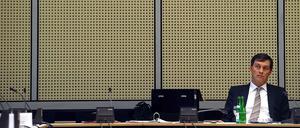 Justizsenator Michael Braun (CDU) steht wegen seiner Notartätigkeit im Zusammenhang mit dubiosen Immobiliengeschäften in der Kritik. Bisher hält Parteichef Frank Henkel zu ihm. 