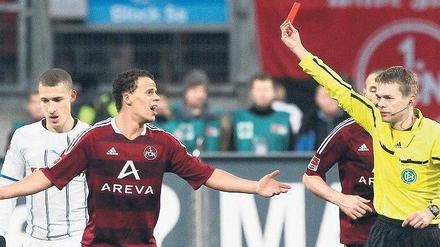 Und raus bist du. Timothy Chandler sah gegen Hoffenheim Rot und könnte schon bald in Richtung Stuttgart wechseln. Foto: dpa