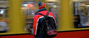 Im Stich gelassen: Bahnreisende sollten sich am besten vor der Abfahrt über etwaige Fahrplanänderungen informieren. Am Bahnsteig sind Informationen schwer zu bekommen. 