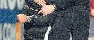 Wie ein Champions-League-Sieg. Trainer Luhukay und Manager Rettig jubeln. Foto: dpa