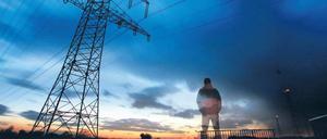 Lange Leitung. Die Kosten für die Nutzung der Stromnetze steigen. Das liegt daran, dass immer mehr Ökostrom durch die Netze fließt. Hinzu kommt allerdings eine politisch gewollte Schieflage: Weil Industrieunternehmen entlastet werden sollen, müssen Privatkunden einen großen Teil der Netzgebühren übernehmen.