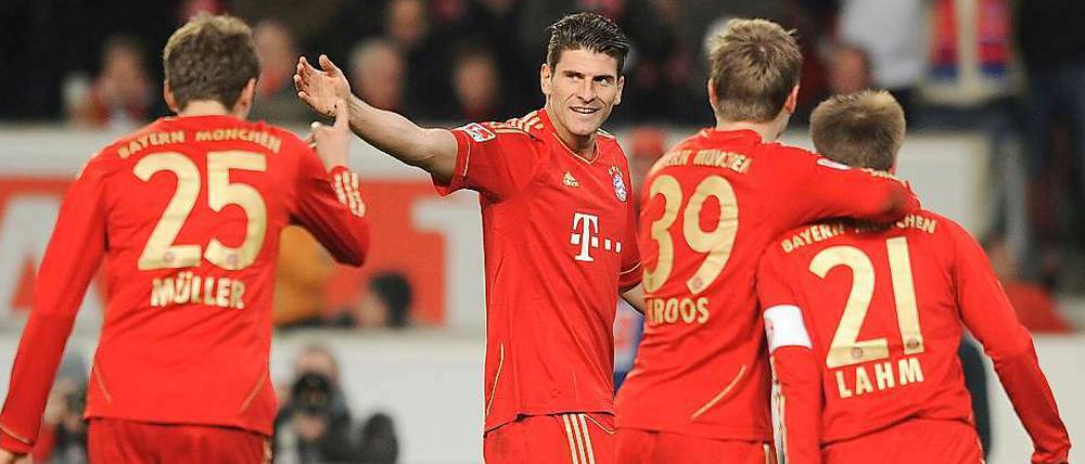 Doppeltorschütze Mario Gomez (M.) feiert mit Thomas Müller (l.), Toni Kroos und Philipp Lahm