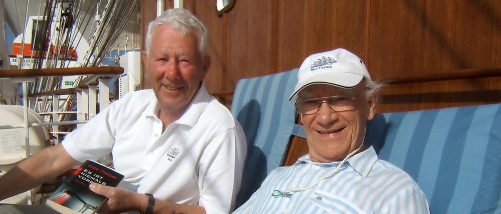 Die alten Fahrensleute Niels Rohde aus Sylt und den 86-jährigen Günter Zikarsky (rechts) wissen, wie man Flaschenpost richtig verschickt.