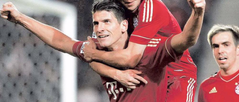 Habe ich es nicht gut gemacht? Torschütze Mario Gomez lässt sich feiern. Foto: dpa