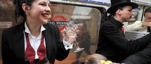 Party in der Londoner U-Bahn. Dort ist der Alkoholkonsum 2008 verboten worden.
