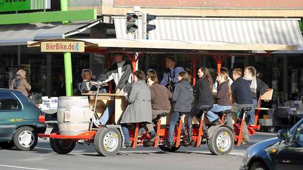 Rein ästhetisch entsprechen die Bierbikes auch nicht dem Bild, das Berlin als Touristenziel in aller Welt vermitteln will. Hier zu sehen ist ein Bierbike in Hannover.