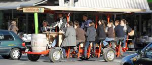 Rein ästhetisch entsprechen die Bierbikes auch nicht dem Bild, das Berlin als Touristenziel in aller Welt vermitteln will. Hier zu sehen ist ein Bierbike in Hannover.