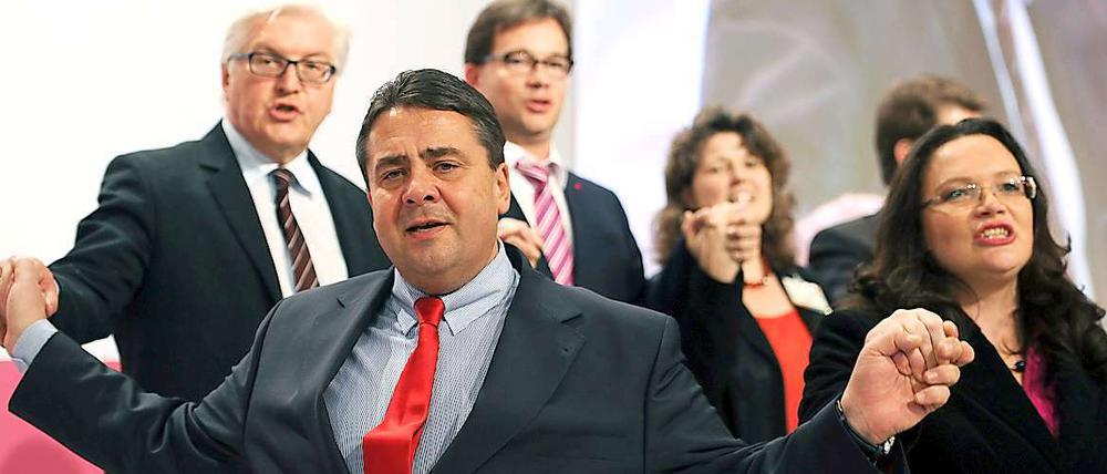 Bei der SPD schreiten sie wieder ziemlich einig Seit' an Seit'.