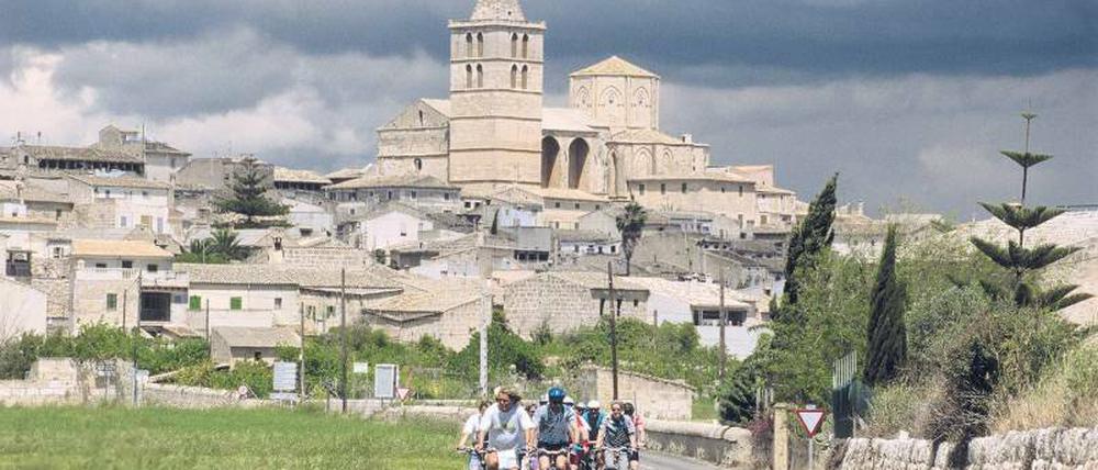 Sportliche Abwechslung steht im kommenden Jahr bei immer mehr Reisenden auf dem Programm. Zum Beispiel Radeln auf Mallorca (hier bei Sineu). Foto: mauritius