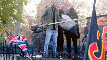 Erstürmung der britischen Botschaft in Teheran. Beobachter sagen, es handelte sich um eine gezielte Aktion.