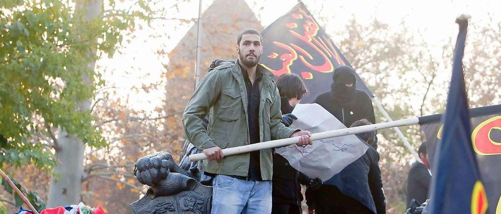 Erstürmung der britischen Botschaft in Teheran. Beobachter sagen, es handelte sich um eine gezielte Aktion.