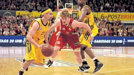 Unerreichbar. Während Albas DaShaun Wood (l.) eine Klasseleistung zeigte, leitete Steffen Hamann (M.) Bayerns Niederlage ein. Foto: dapd
