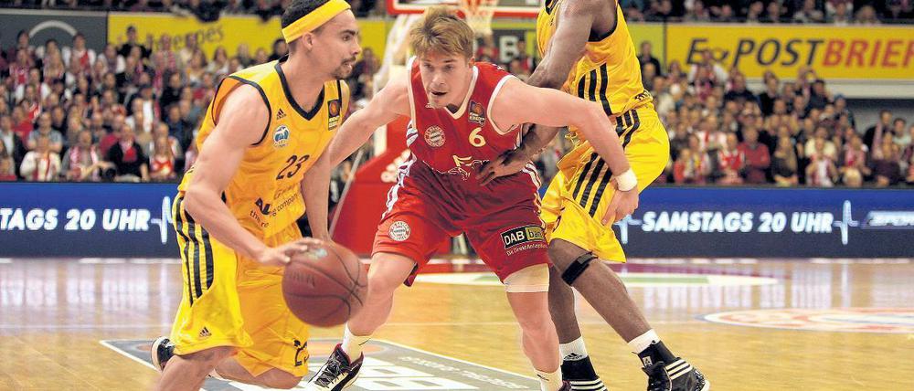 Unerreichbar. Während Albas DaShaun Wood (l.) eine Klasseleistung zeigte, leitete Steffen Hamann (M.) Bayerns Niederlage ein. Foto: dapd