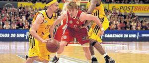 Unerreichbar. Während Albas DaShaun Wood (l.) eine Klasseleistung zeigte, leitete Steffen Hamann (M.) Bayerns Niederlage ein. Foto: dapd