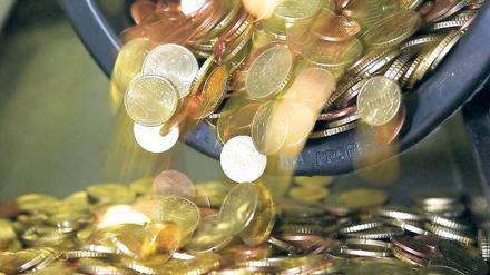 Die Kasse klingelt. Experten schätzen, dass die 30 Dax-Konzerne insgesamt 25,6 Milliarden Euro ausschütten. Foto: ddp