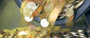 Die Kasse klingelt. Experten schätzen, dass die 30 Dax-Konzerne insgesamt 25,6 Milliarden Euro ausschütten. Foto: ddp