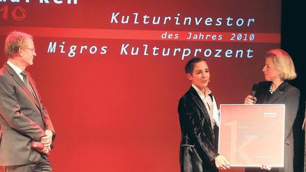 Qualitätsgeprüft. Hedy Grabner von der Schweizer Handelskette „Migros“ erhält den Preis als Kulturinvestor 2010 am Donnerstag im Tipi am Kanzleramt. Links im Bild: Tagesspiegel-Chefredakteur Stephan-Andreas Casdorff. Foto: Davids