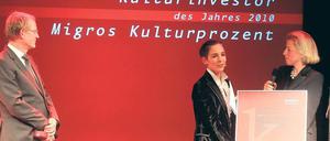 Qualitätsgeprüft. Hedy Grabner von der Schweizer Handelskette „Migros“ erhält den Preis als Kulturinvestor 2010 am Donnerstag im Tipi am Kanzleramt. Links im Bild: Tagesspiegel-Chefredakteur Stephan-Andreas Casdorff. Foto: Davids