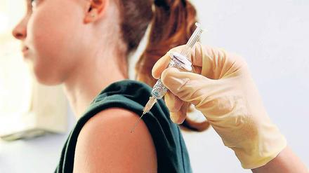 Zeit für Nadel-Experten. Der Impfschutz hält laut Robert-Koch-Institut mindestens ein halbes Jahr lang. Deshalb müsse niemand befürchten, sich zu früh behandeln zu lassen. 