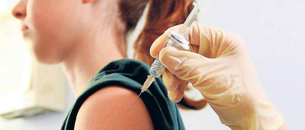Zeit für Nadel-Experten. Der Impfschutz hält laut Robert-Koch-Institut mindestens ein halbes Jahr lang. Deshalb müsse niemand befürchten, sich zu früh behandeln zu lassen.
