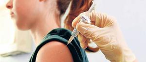 Zeit für Nadel-Experten. Der Impfschutz hält laut Robert-Koch-Institut mindestens ein halbes Jahr lang. Deshalb müsse niemand befürchten, sich zu früh behandeln zu lassen. 