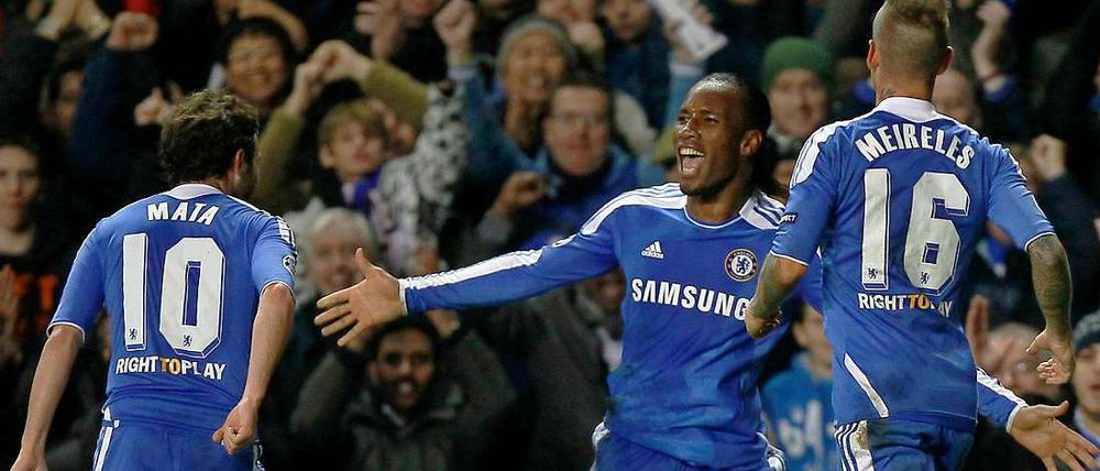 Komm, ich nehm' dich in die Arme: Didier Drogba kennt den Weg ins Wunderland namens K.o.-Runde.