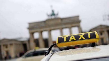 Ein Taxifahrer in Berlin ist von Unbekannten ausgeraubt und verletzt worden.