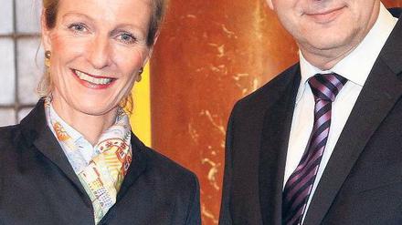 Beurkundet. Die parteilose Sybille von Obernitz ist im neuen Senat von Klaus Wowereit (SPD) für das Ressort Wirtschaft, Technologie und Forschung zuständig. Foto: dpa
