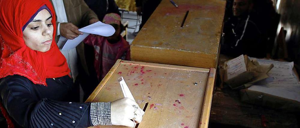 Vor wenigen Tagen noch standen die Menschen Schlange, um zum ersten Mal an die Urnen treten zu dürfen. - Nun liegen die ersten Wahlergebnisse vor. 