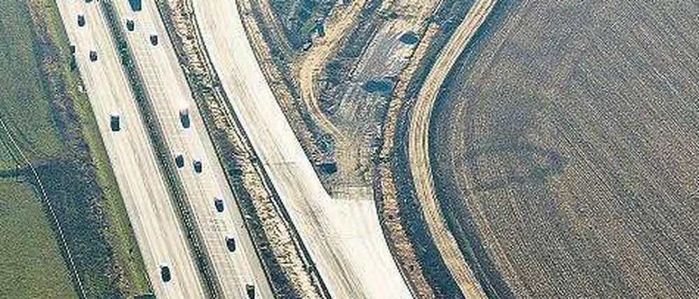 Wo bitte geht’s hier nach Berlin? Die neuen Trassen am Dreieck sind bereits gut zu erkennen, allerdings nur aus dem Flugzeug. 2013 rollt dort der Verkehr. Foto: dpa