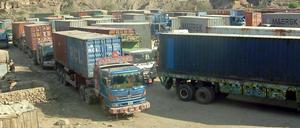 Wartende Lkw vor der Grenze: Nach dem Angriff stoppte die pakistanische Regierung die Nachschublieferungen für die Nato nach Afghanistan.