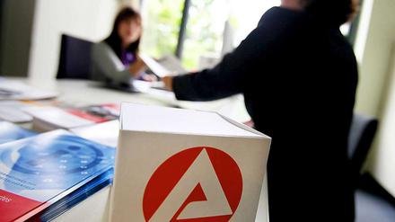 Immer mehr Menschen finden eine Anstellung, heißt es bei der Bundesagentur für Arbeit. 