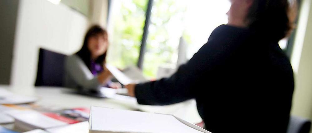 Immer mehr Menschen finden eine Anstellung, heißt es bei der Bundesagentur für Arbeit.