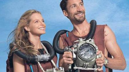 Unter Wasser zum Happy End. Wenn Lotte Baierl (Yvonne Catterfeld) und Hans Hass (Benjamin Sadler) tauchen gehen, wird alles schwerelos und traumschön. Foto: ZDF