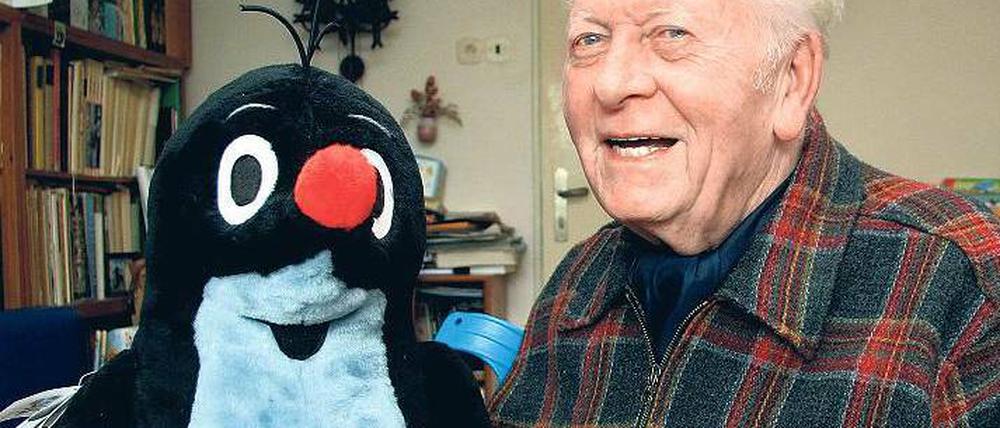 Geschöpf und Schöpfer. Zdenek Miler mit dem kleinen Maulwurf. Foto: dpa