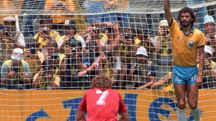 In den Achtziger Jahren war Fußball noch Kunst die Gegenspieler auf dem Platz vor Socrates und den Brasilianern verneigten.
