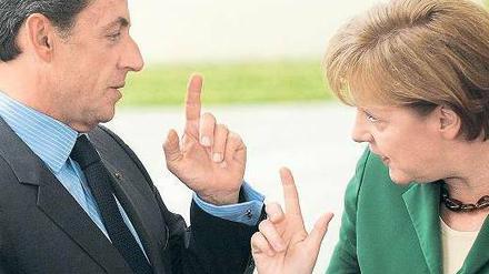 Zwangsgemeinschaft. Um die Bonität Frankreichs in den Augen der Ratingagenturen zu erhalten, ist Präsident Nicolas Sarkozy gezwungen, den Sparkurs der deutschen Kanzlerin Angela Merkel auch in seinem Land nachzuvollziehen. Foto: Jörg Carstensen/dpa