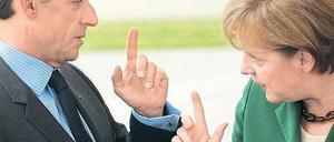 Zwangsgemeinschaft. Um die Bonität Frankreichs in den Augen der Ratingagenturen zu erhalten, ist Präsident Nicolas Sarkozy gezwungen, den Sparkurs der deutschen Kanzlerin Angela Merkel auch in seinem Land nachzuvollziehen. Foto: Jörg Carstensen/dpa