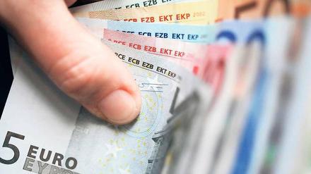 Zahltag. Berlins Bezirke können es sich nicht leisten, auf ausstehende Forderungen zu verzichten. Marzahn-Hellersdorf geht deshalb einen Weg, den andere deutsche Städte längst entdeckt haben: Es verkauft uneintreibbare Rechnungen an Inkassounternehmen.