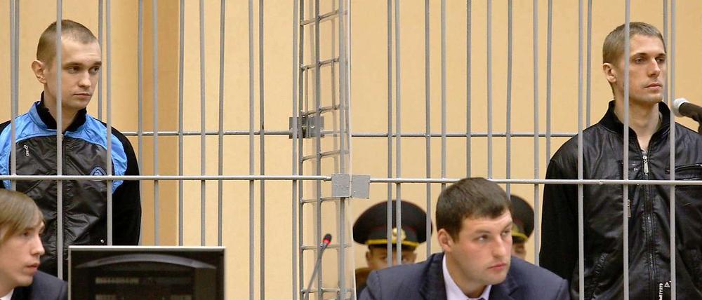 Die beiden 25-jährigen Angeklagten Dmitry K. (links) und Vladislav K. im Prozess.