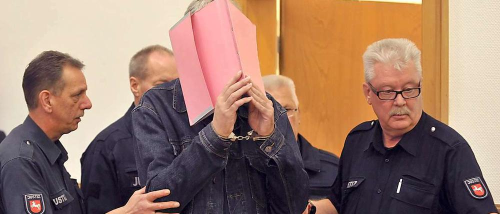 Der wegen dreifachen Kindermordes angeklagte Martin N. im Gerichtssaal.