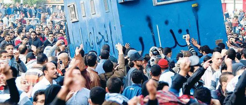 Wütende Proteste. Demonstranten kesselten in Kairo ein Fahrzeug der Sicherheitskräfte ein. Einige wurden in Brand gesetzt. Ausschreitungen gab es auch in anderen Städten des Landes.