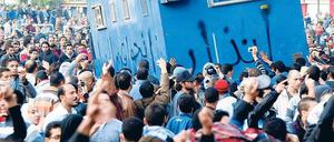 Wütende Proteste. Demonstranten kesselten in Kairo ein Fahrzeug der Sicherheitskräfte ein. Einige wurden in Brand gesetzt. Ausschreitungen gab es auch in anderen Städten des Landes. 
