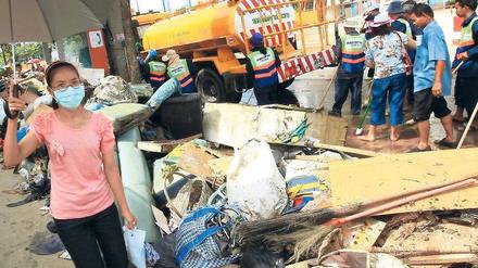 Die Katastrophe nach der Katastrophe. Das Wasser in Bangkok fließt langsam ab, zurück bleiben Schlamm und Müll. Für die Bewohner der betroffenen Stadtteile bleibt die Lage schwierig. Ihnen wird nun das ganze Ausmaß der Schäden bewusst. Foto: Narong Sangnak/dpa