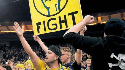 Bereit für den Kampf. Albas Fans sind aufgefordert, Plakate mit zum Spiel gegen Bamberg zu bringen.  Foto: dapd