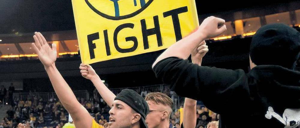 Bereit für den Kampf. Albas Fans sind aufgefordert, Plakate mit zum Spiel gegen Bamberg zu bringen.  Foto: dapd