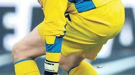 Am Ball vorbei. Thomas Kraft machte in Freiburg ein glänzendes Spiel, im entscheidenden Moment aber erwischte er den Ball nicht. Foto: dpa