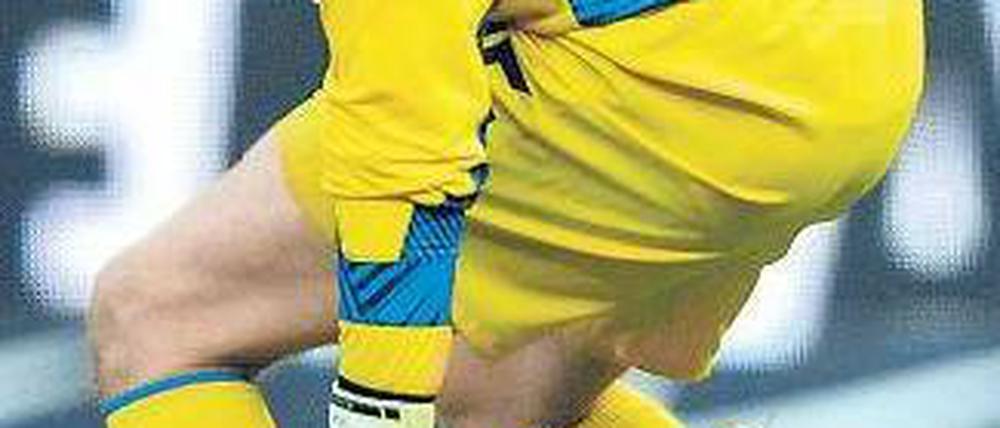 Am Ball vorbei. Thomas Kraft machte in Freiburg ein glänzendes Spiel, im entscheidenden Moment aber erwischte er den Ball nicht. Foto: dpa